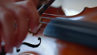 特写镜头年轻的女人手玩小提琴十几岁的女孩小提琴弓